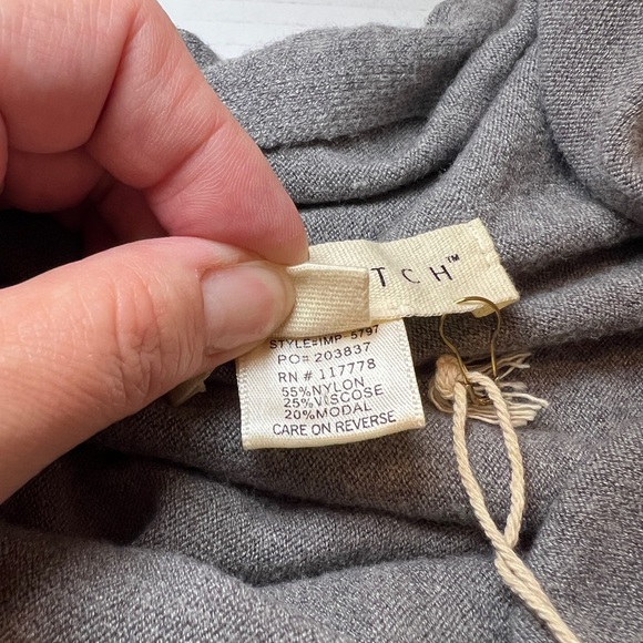 LOVE STITCH Carys Fringed Sweater Cozy Shawl Wrap Size Medium Gray NWT - Picture 7 of 12